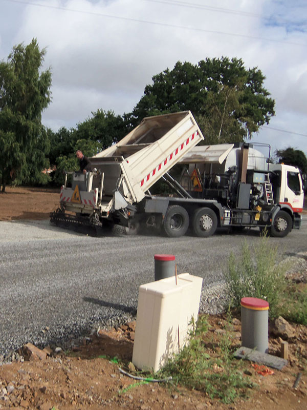 Camion enrobé et route goudronnées